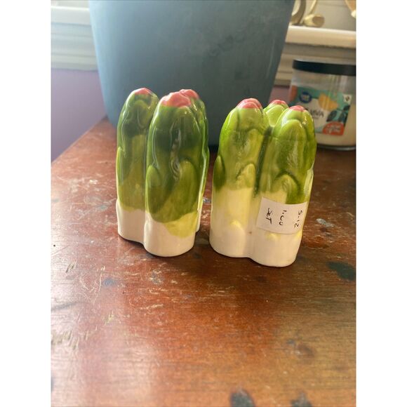 CERAMIC ASPARAGUS SALT & PEPPER SHAKERS - Picture 1 of 1